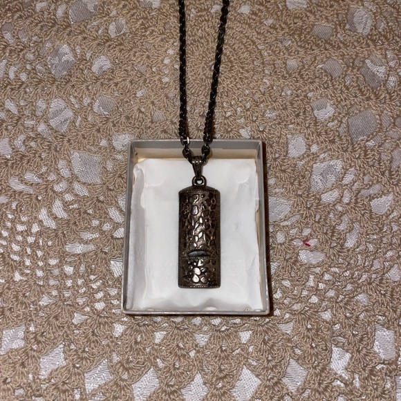 Vintage 1975 AVON Silver Pendant Necklace Whistle. - Picture 5 of 9